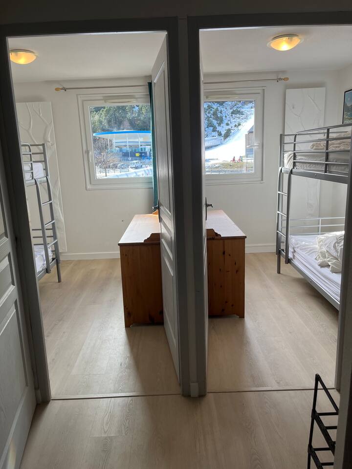 ห้องนอน 2 ห้องพร้อมเตียงสองชั้นที่สะดวกสบาย 4 เตียงขนาด 90 x 200 และวิวโดยตรงบนเนินเขา