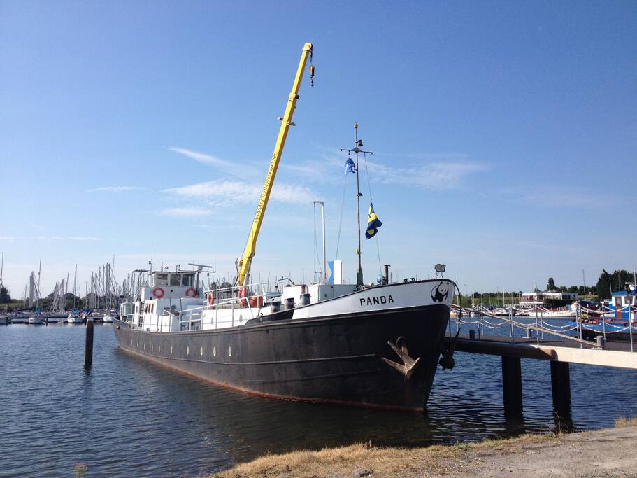 De vaste ligplaats met eigen steiger.