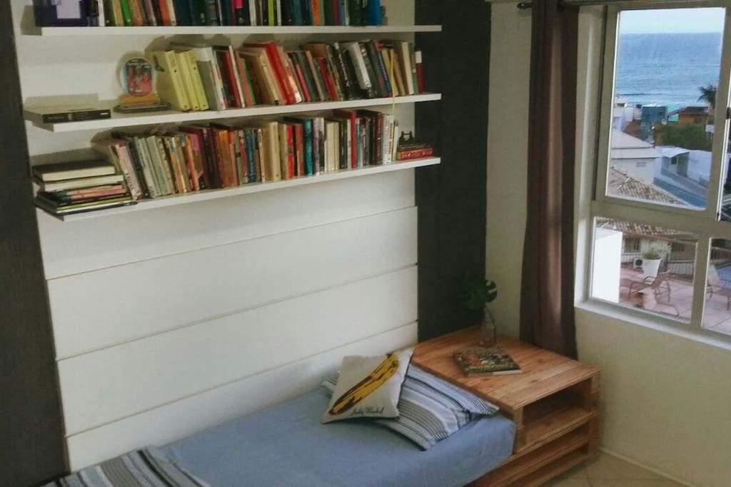 Quarto pode estar no formato solteiro... (Muitos livros para ler. Eu sugiro as obras completas de Borges ou, para uma cor local, Jubiabá, de Jorge Amado, que inclusive morava aqui perto). The room may be in single setting... (There's a lot of books for reading. I would suggest the complete works of Borges or, for a local taste, Jubiabá, by Jorge Amado, who lived close to here).