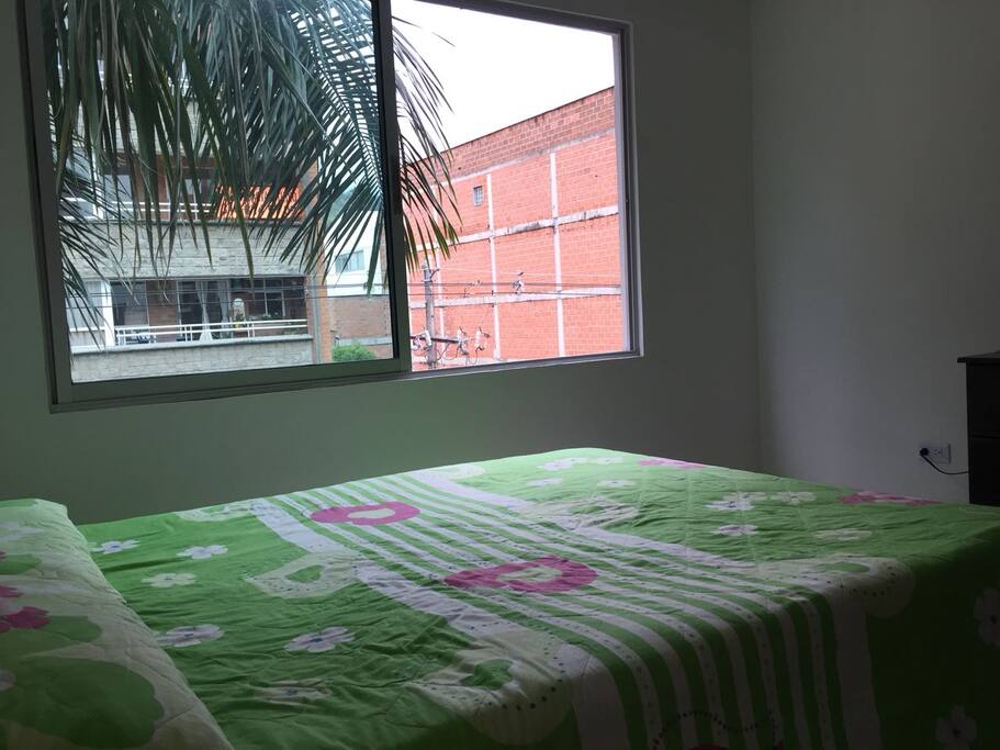 Alcoba con ventana al exterior