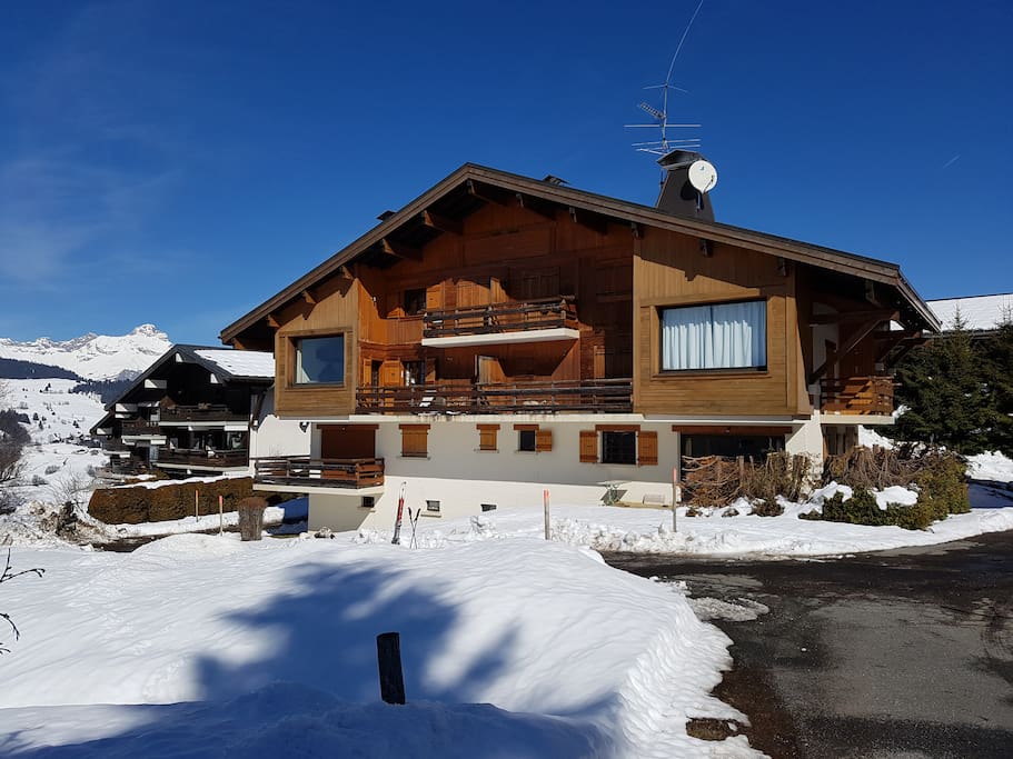 Le chalet dans lequel se trouve l'appartement