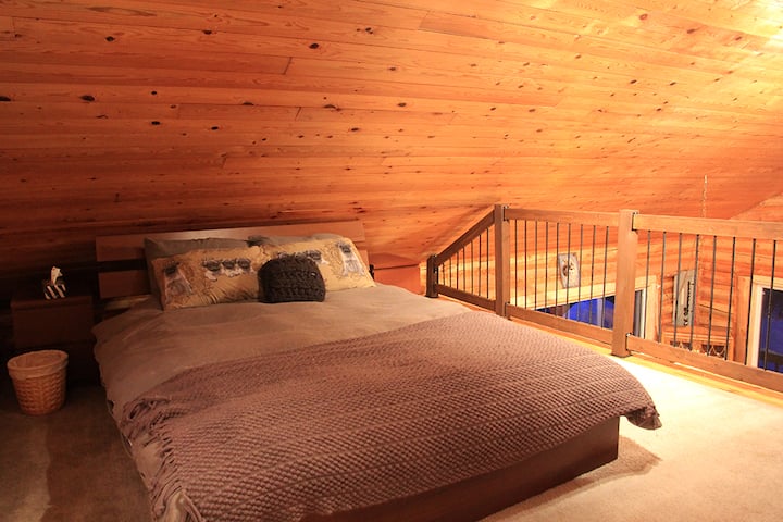 เตียงหลัก (ควีนไซส์) บนพื้นที่ห้องใต้หลังคา