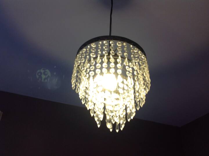 Lustre de conte de fées dans une chambre