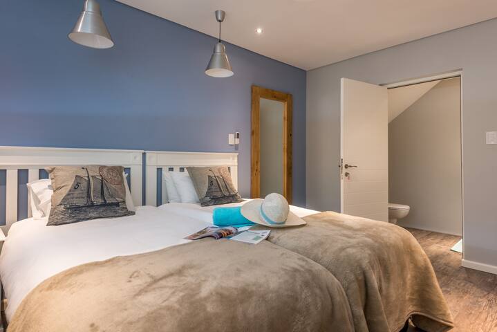 Gordons Bay Beachhouse gallery image 4