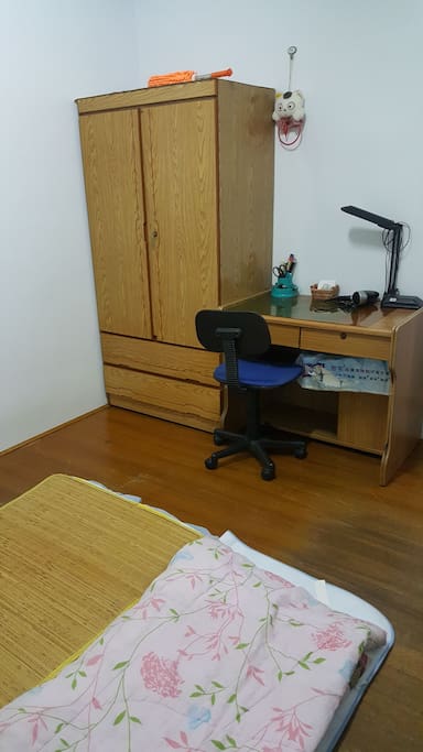 2樓房間有衣櫃,書桌,檯燈,吹風機
The room in First floor have the wardrobe, desk and hairdryer.