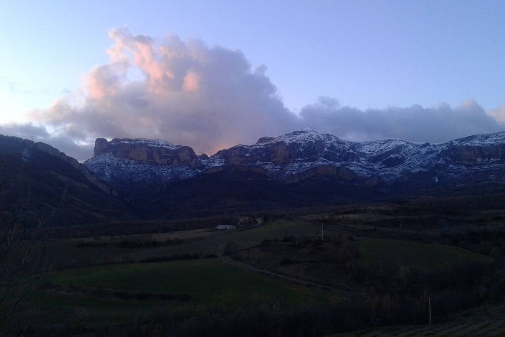 ... y anochece, sobre la impresionante sierra