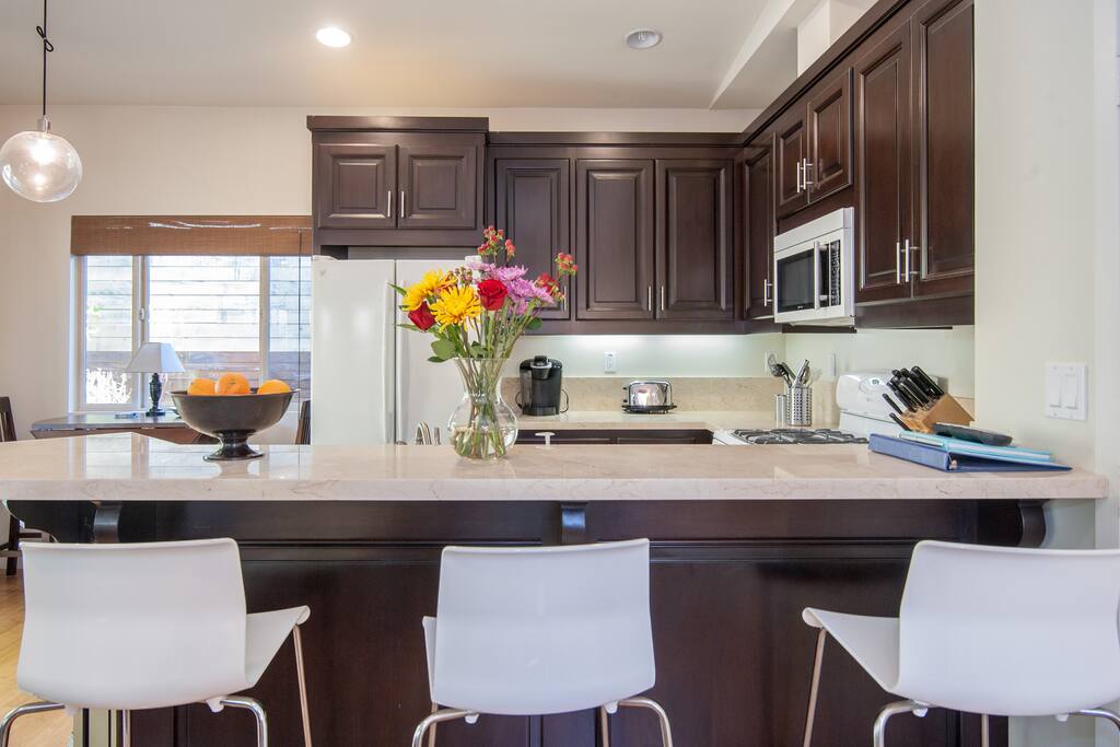 Beautiful, fully stocked kitchen