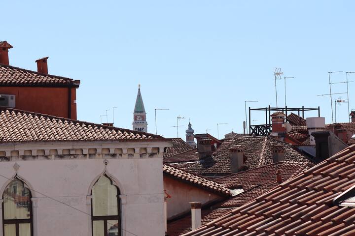 Strolego Attic Apartment with Direct Lift Access gallery image 5