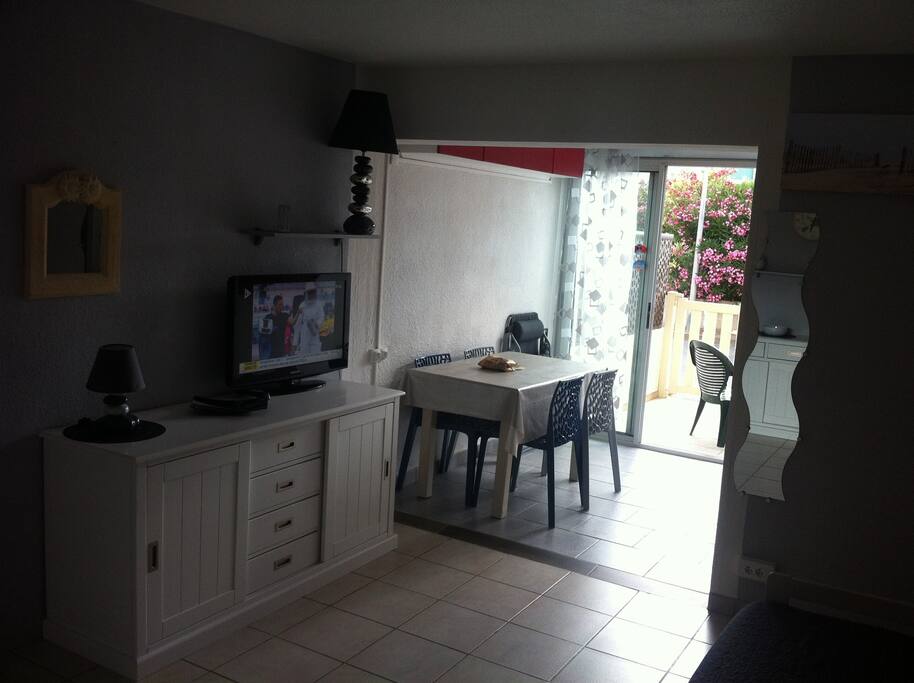 intérieur de l'appartement donnant sur loggia et terrasse