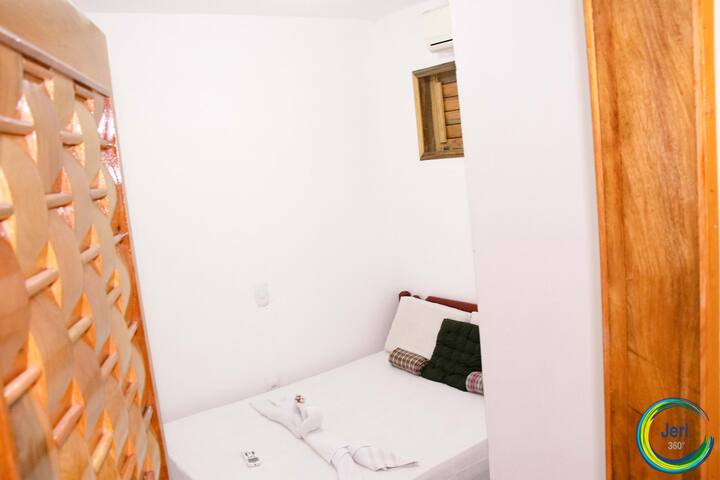 Quarto duplo com ar e banheiro no Jeri 360 - apt 1