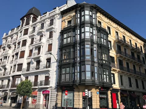Spacious and bright house in the center of Bilbao.