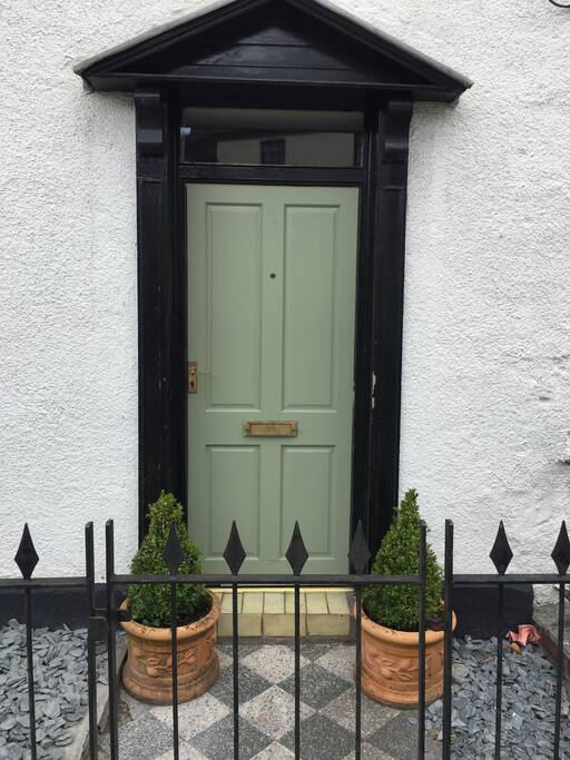 Welcome to a fine period townhouse in the centre of town
