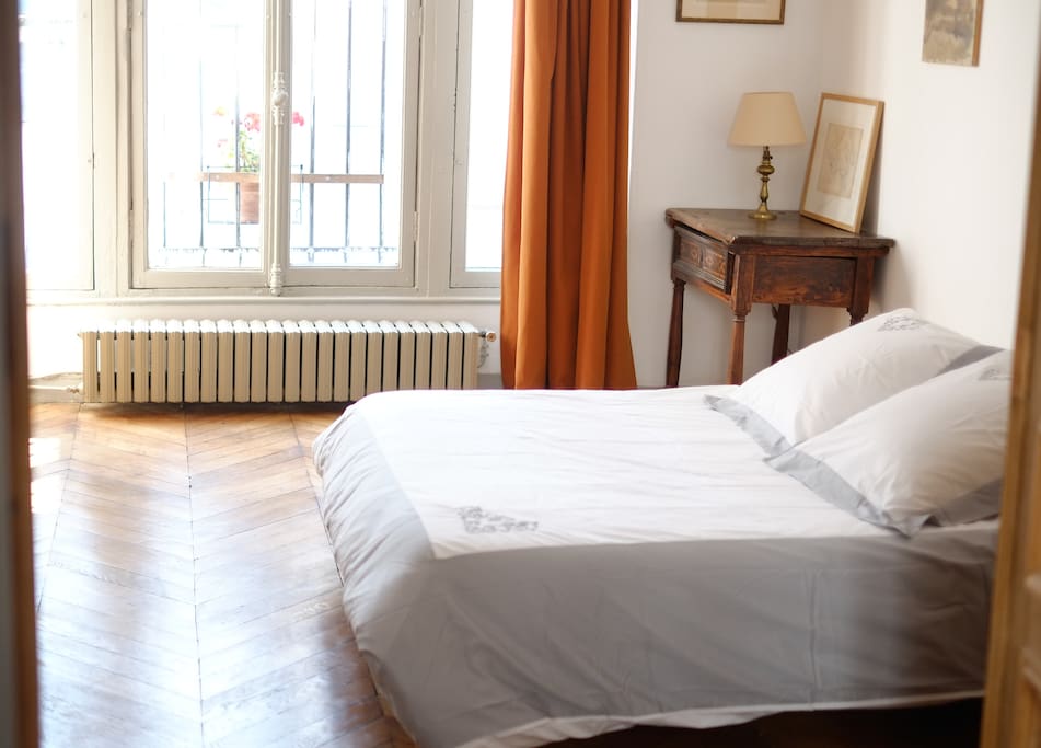 King size master bed