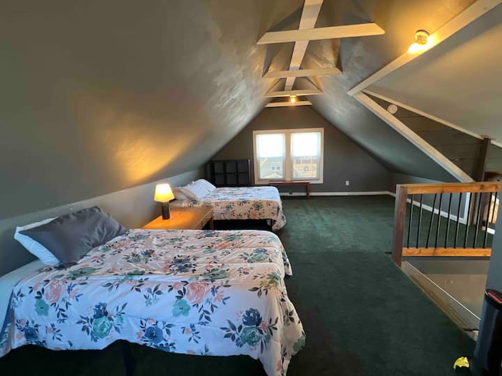 Ático del tercer piso con 1 cama tamaño queen y 1 cama individual. Se proporcionan 2 unidades de aire acondicionado de ventana para enfriar en clima cálido, pero es un ático.  Puede ser más caluroso en verano y más fresco en invierno que el resto de la casa.