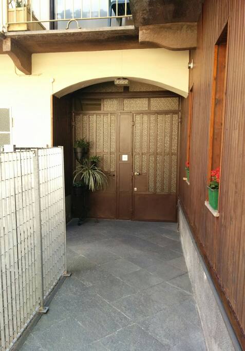Entrance sidewalk - Marciapiede d'ingresso