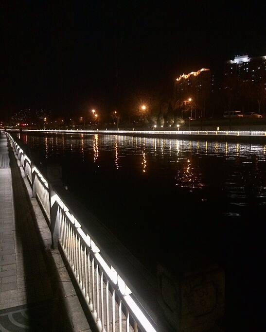 我常遛狗的护城河,距离步行5分钟