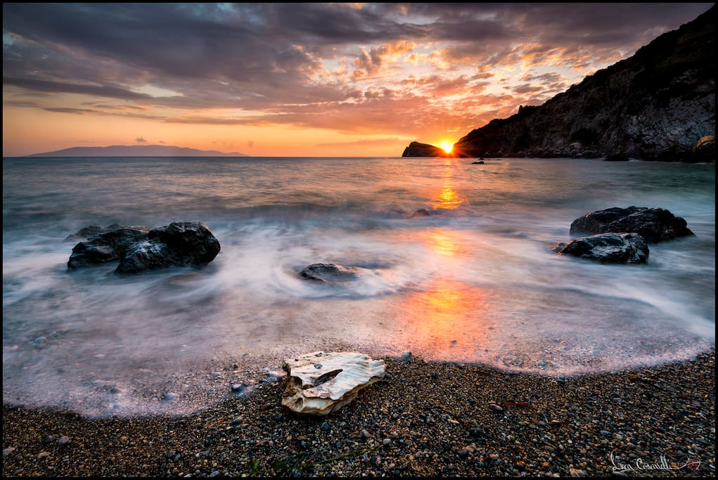 Tramonto a Cala del Gesso, spiaggia del Consorzio di Cala Moresca