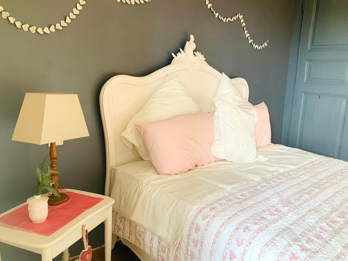 High-quality linens, sheets, and enough pillows to start a small pillow war.
There are also 2 travel cots available, with mattresses, sheets, quilts etc