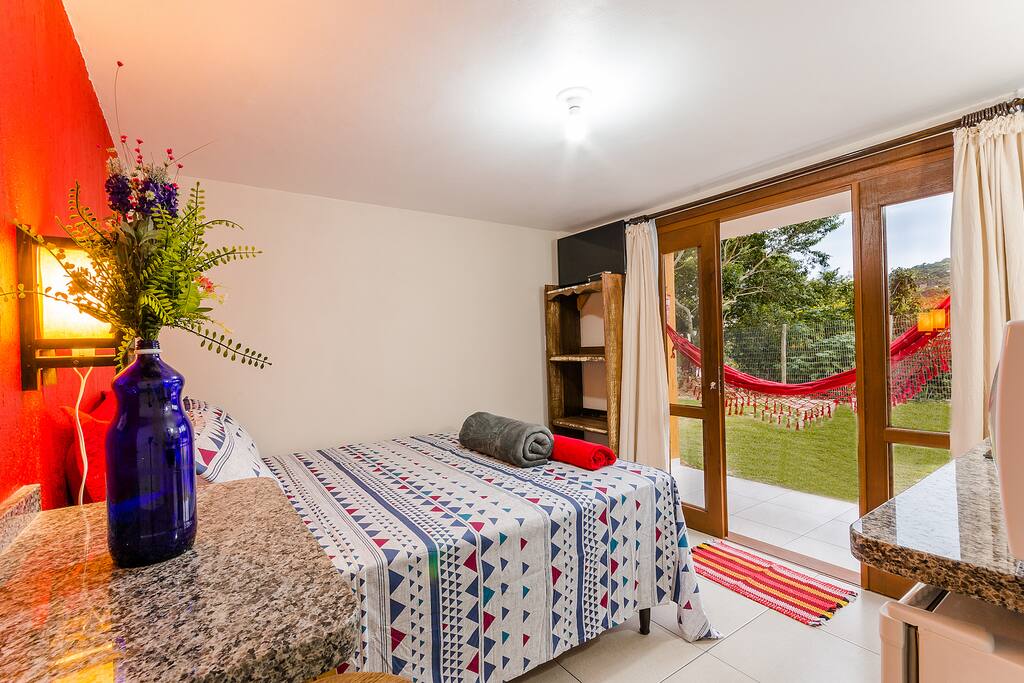 Interior Studio Cavalo Marinho com vista para o jardim.