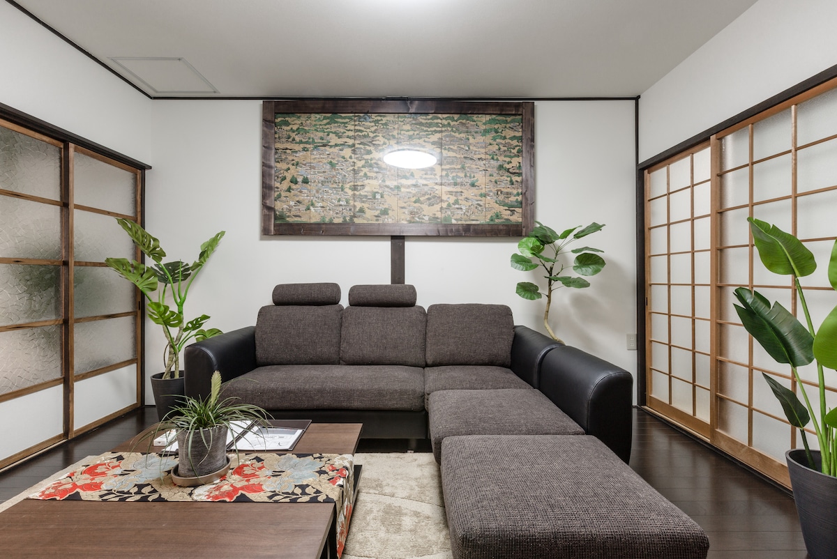 Sala de estar Rakuchu Rakugai con pantallas