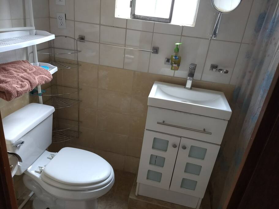 Baño con todos lo servicios para la habitación con la cama individual.