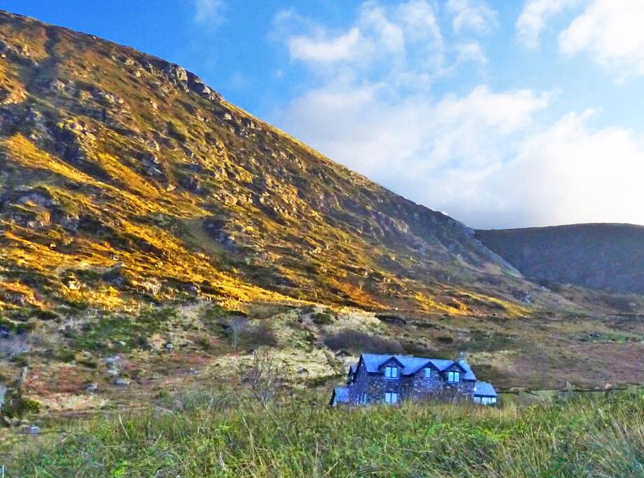 Property nestled into mountainside