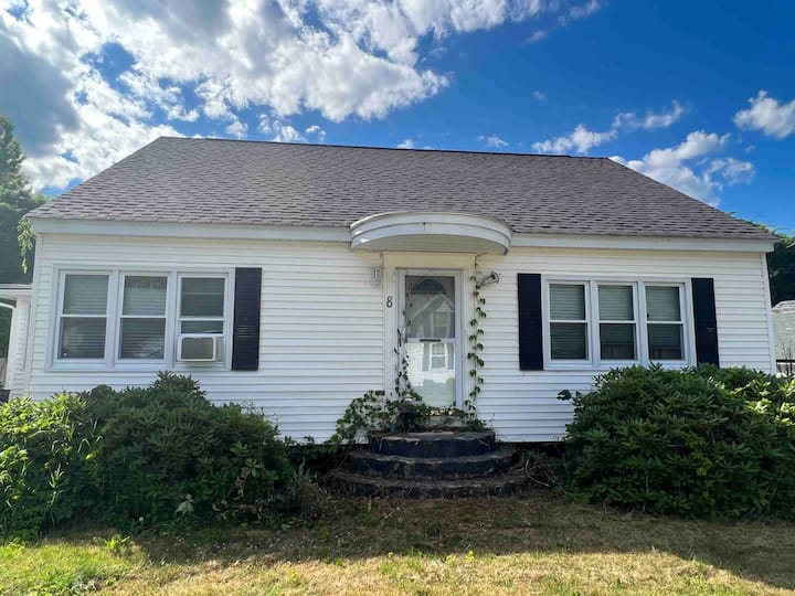 Cozy home close to Beach, attractions, amenities Houses for Rent in