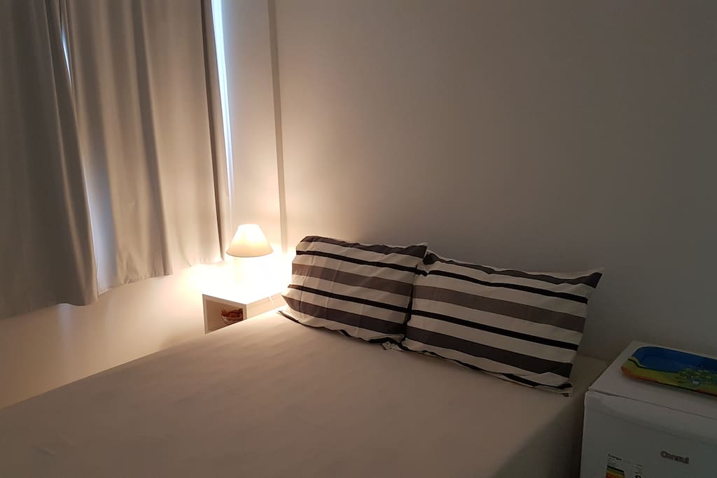 Quarto casal (suíte) completo com frigobar, ar-condicionado, TV e armário. Total privacidade.