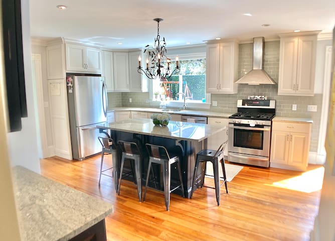 Seascape-Walk to Beach-Ocean views-Close to town gallery image 5