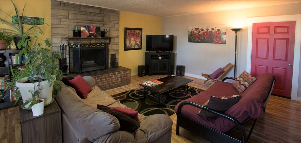 Funky, Comfy, Convenient, 420 Friendly Home!