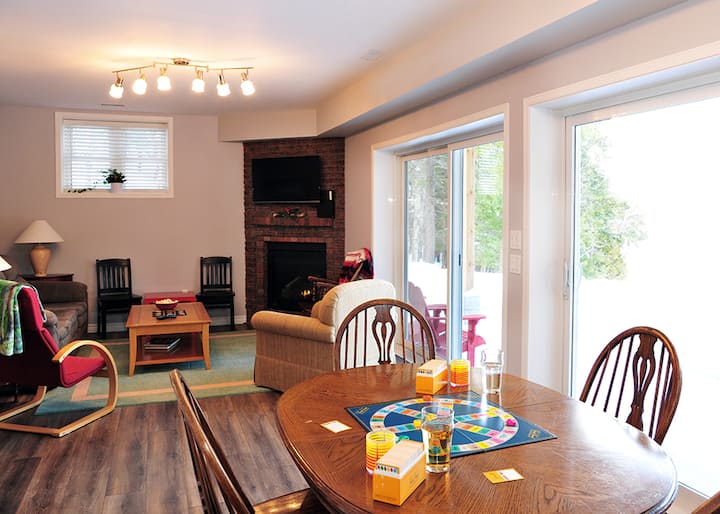 Sótano con salida, grandes puertas al patio y área de juegos.