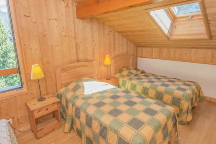 Fotot av detta rum är inte aktuellt. Det finns nu en 140 cm säng och en 90 cm säng.