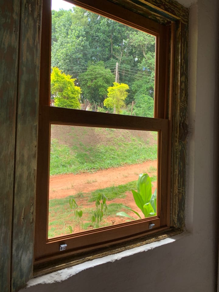 vista del dormitorio, ventana de vidrio y protectores de pantalla.