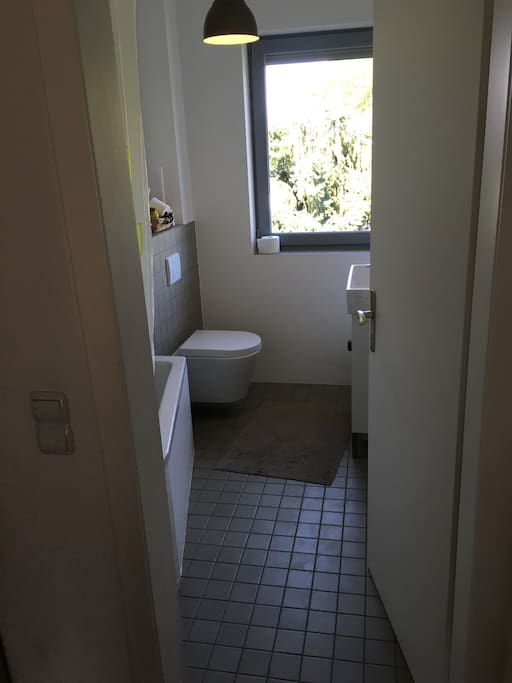 Das Bad in 1. Geschoss! Mit Badewanne und super Fliesen aus Holland ;) Der alte Stil des Hauses wurde an manchen Stellen der Wand erhalten.