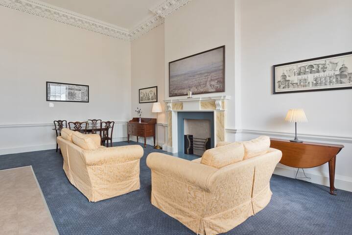 The King Suite-Historic City Centre Apartment gallery image 4