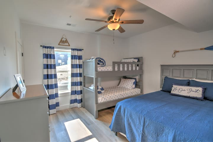 4号卧室双层房，下层配有标准双人床