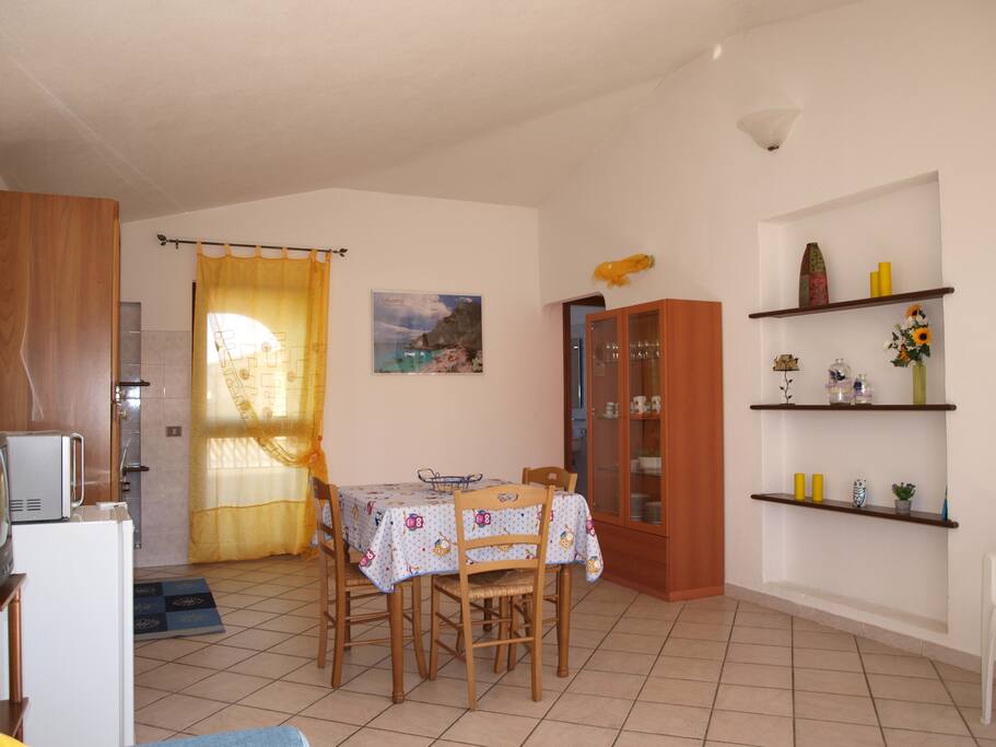 sala con cucina a vista