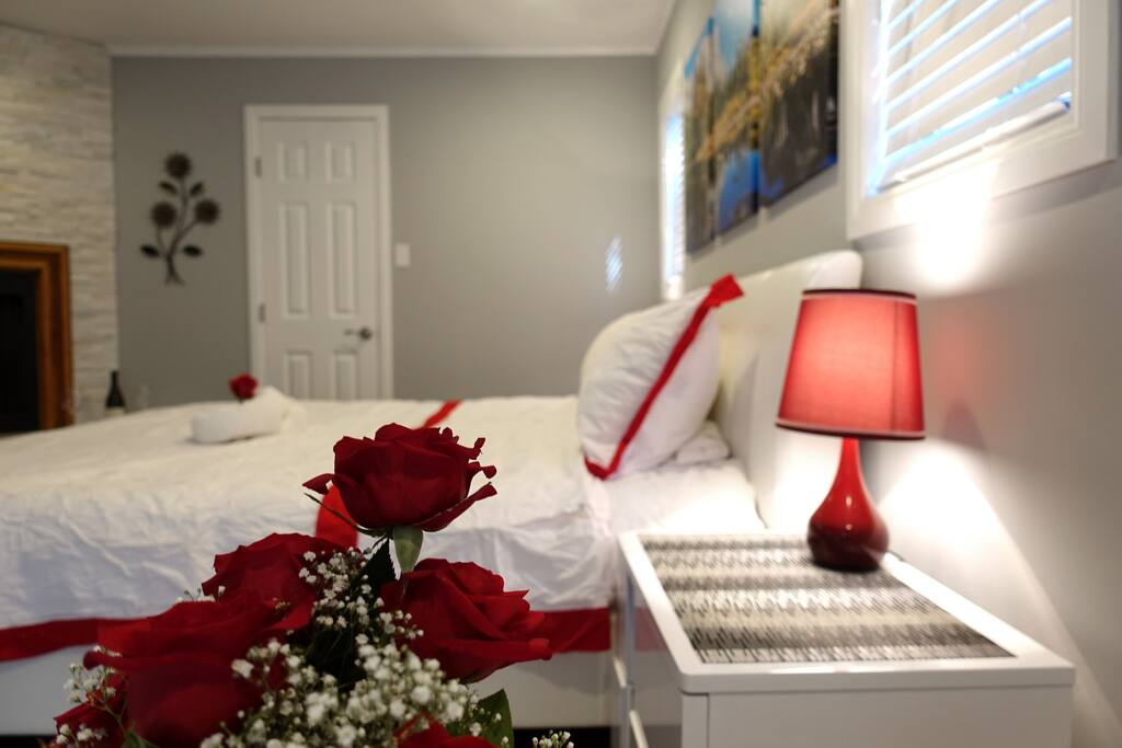 Two touch lamps on the nightstands for intimate ambiance, also seems to put us in a good mood :)