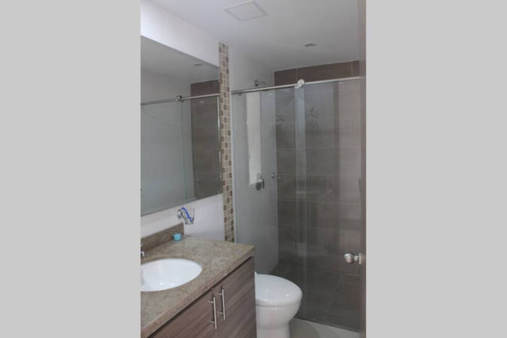 Baño compartido, agua caliente.