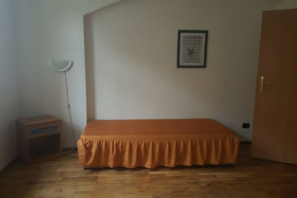Single bed/couch
