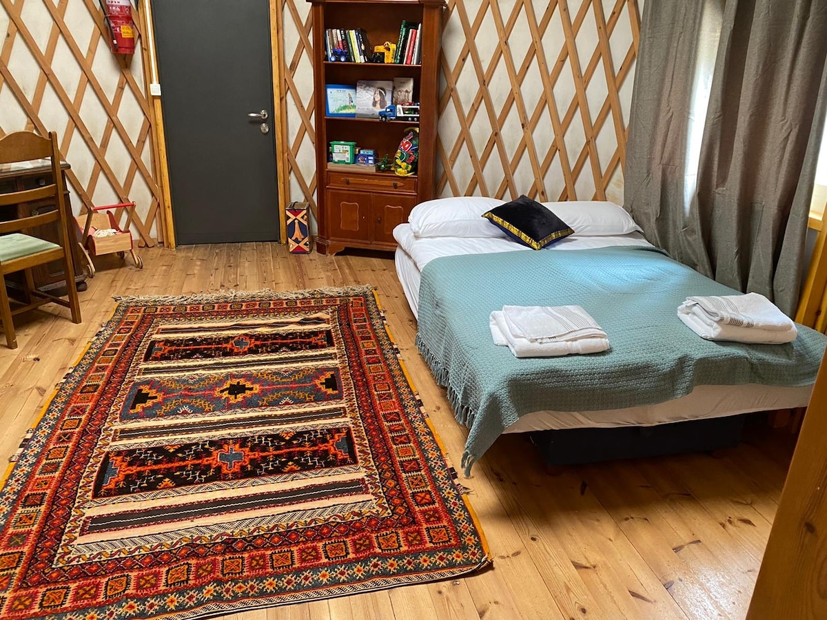 Sofa inafunguliwa kwa kitanda maradufu katika chumba cha ziada