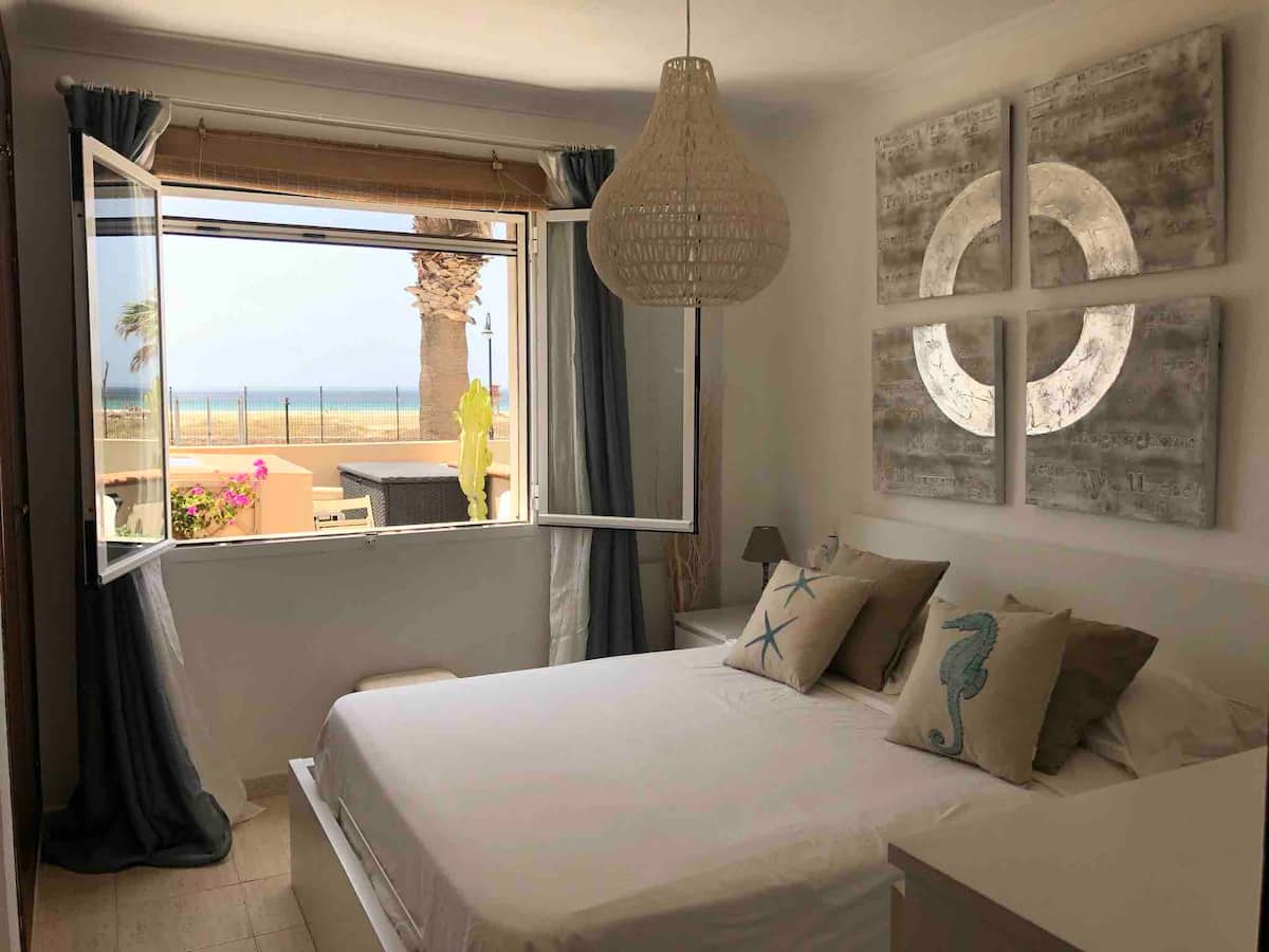 Dormitorio principal con cama de matrimonio en apartamento vacacional Tarifa