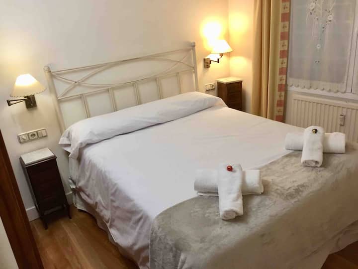 سرير مزدوج بعرض 1.50 سم × 1.90 سم

واسعة وبها مرتبة ذات أعلى جودة وراحة.
وسائد ميموري فوم التي تناسب كل ضيف.
حرف فورج هيد.