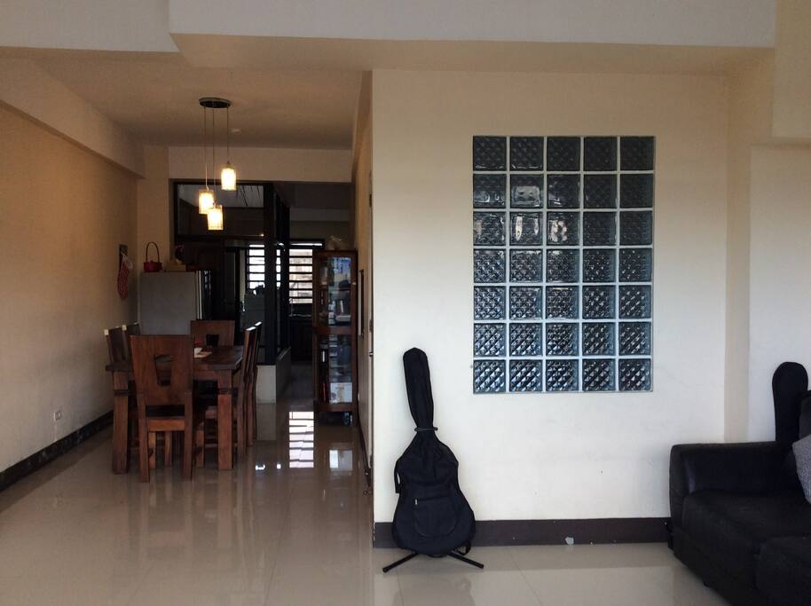 Dining room adjacent to living room