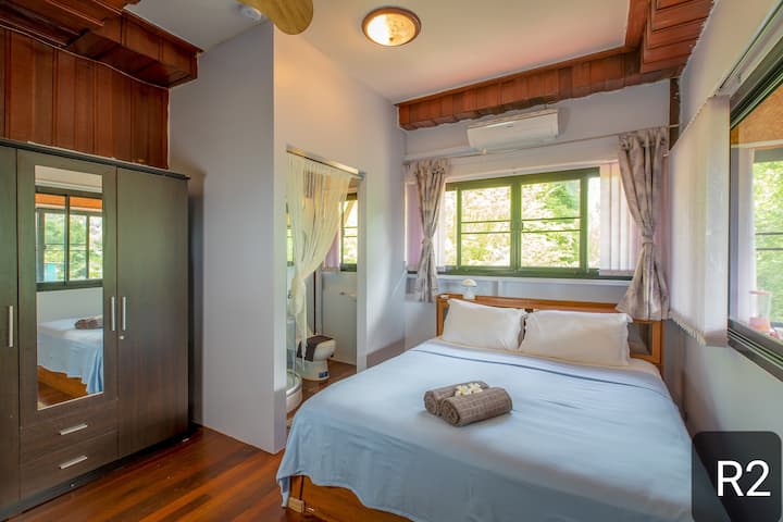 ห้อง 2
ชั้น 2

เตียงคิงไซ

ส์เครื่องปรับอากาศ + พัดลม

ห้องน้ำส่วนตัว (เล็ก) สมาร์ททีวี