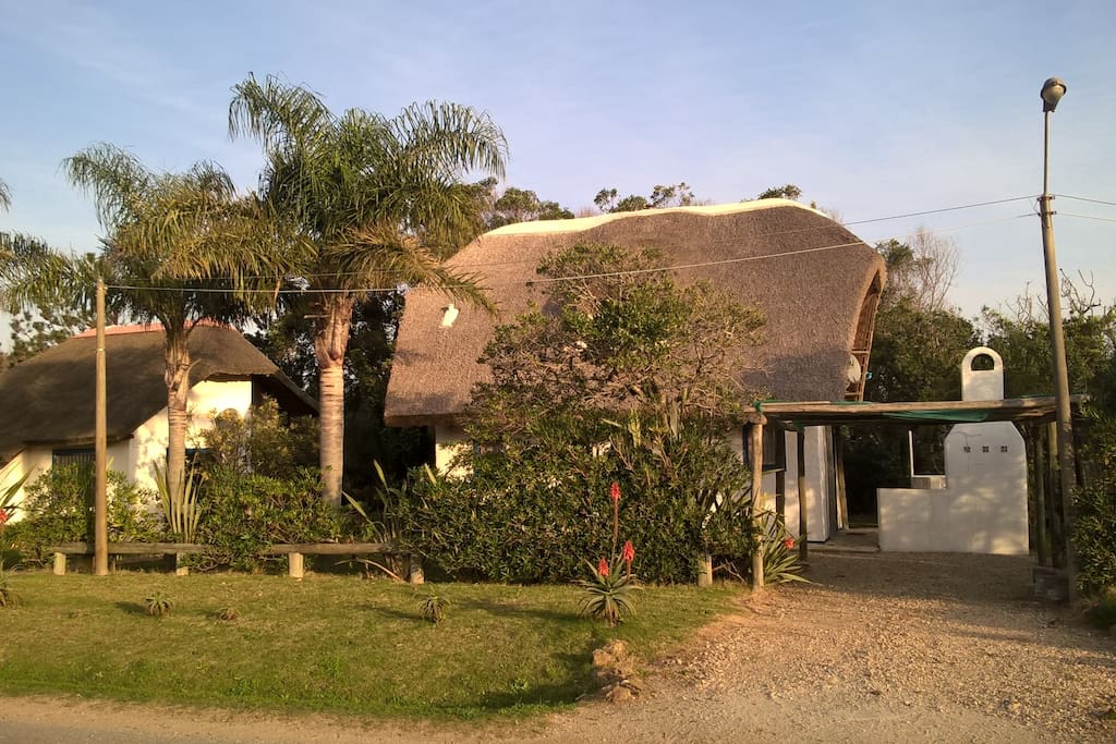 la casa tiene una orientacion que permite disfrutar el sol desde la mañana hasta el atardecer.