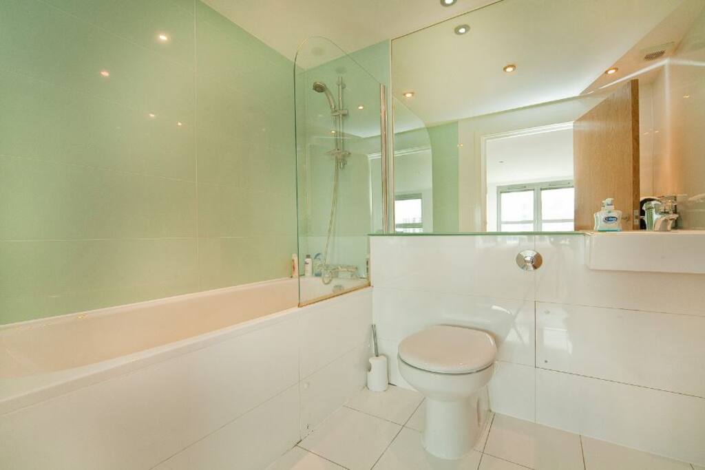 The en-suite bathroom
