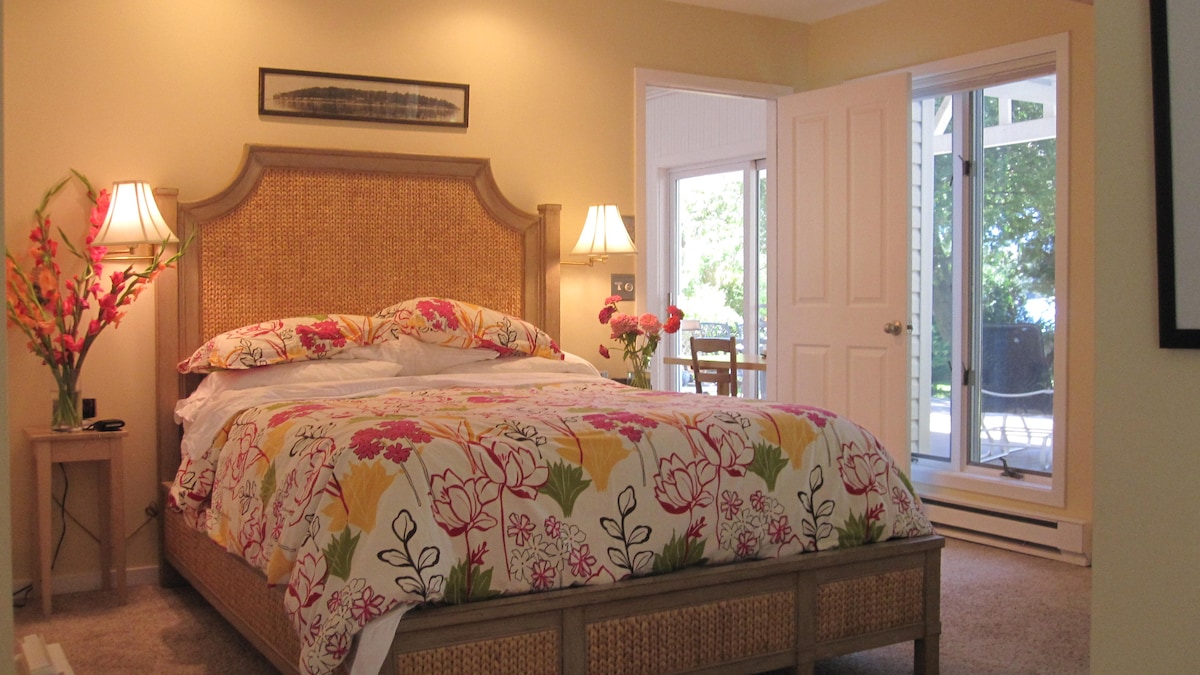 Мајсторот со поглед на езеро на првиот кат има камин на плин и голем простор за седење. Канцеларија и бања покрај главната спална соба. 