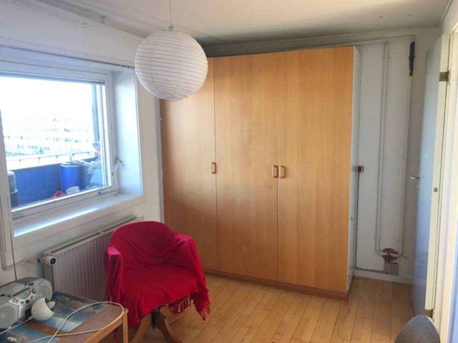 3 højskabe - 1 med bøjler