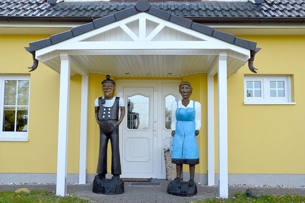 Hausansicht des Ferienhauses Marikkendörp in Mariendorf auf der Insel Rügen.